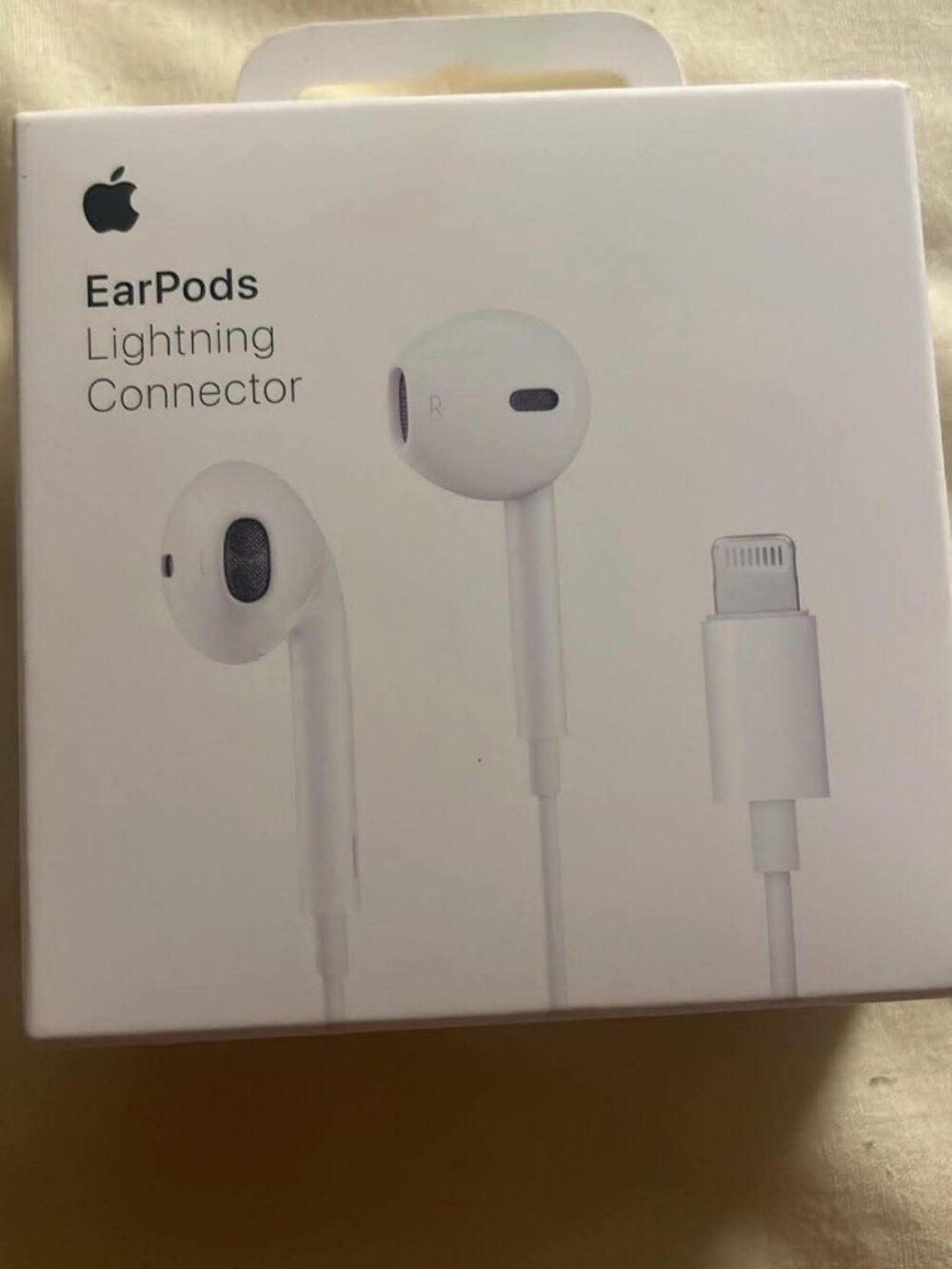 Apple EarPods with Lightning Connector - Picture 2 of 2